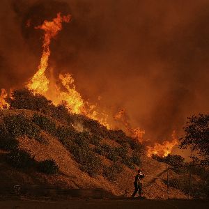 "Incendies à Los Angeles, cyclone Dikeledi à Mayotte, réforme des retraites… Ce qu'il ne fallait pas rater ce week-end des 11 et 12 janvier"