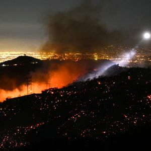 "Incendies à Los Angeles: le bilan s'alourdit, les vents attisent les flammes"