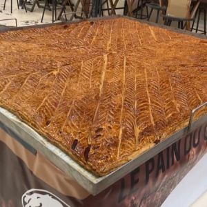 "Incroyable : une boulangerie de Limas réalise une galette des rois XXL"