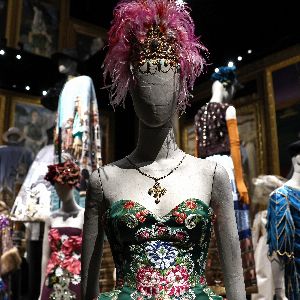 "Le renaissance spectaculaire de Dolce & Gabbana : comment la marque italienne a su se réinventer après les scandales"