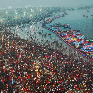 "400 millions de pèlerins se baignent dans le plus grand festival de la Kumbh Mela en Inde"