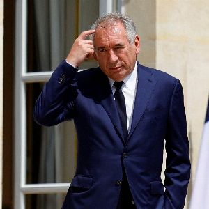 "Alerte : François Bayrou sur la sellette, les Français parient sur une motion de censure massive - Révélations exclusives"