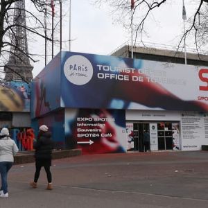 "Dernier bureau de l'office de tourisme de Paris près de la tour Eiffel définitivement fermé : les détails de la nouvelle stratégie digitale"