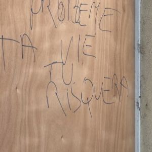 "Des tags menaçant le maire de Lyon sur un centre d'hébergement de migrants : une polémique enflamme la ville"