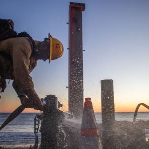 "Incendies à Los Angeles : Pompiers dépassés par les vents de Santa Ana et le manque d'eau"