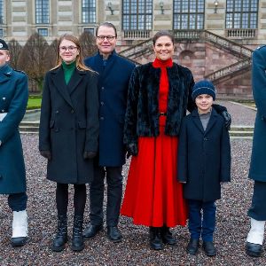 "Incroyable : Garde de Stockholm gravement blessé par sa propre baïonnette devant le palais royal"