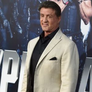 "Incroyable ! L'IA recrée la voix française de Sylvester Stallone sans consentement d'une ministre"