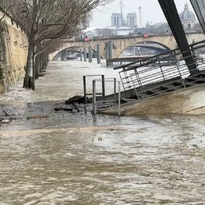 "Incroyable : la Seine déborde à Paris, mais une décrue rapide est en cours"