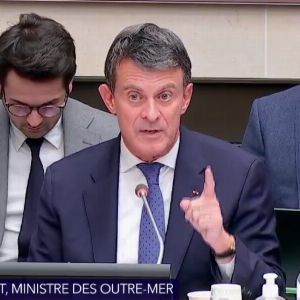 "Incroyable réaction de Manuel Valls suite à une question acerbe d'Aurélien Taché sur Mayotte"