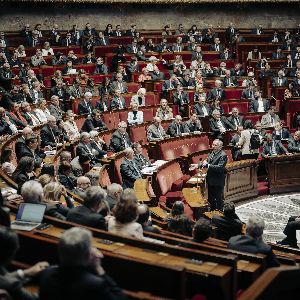 "Le défi de François Bayrou à l'Assemblée nationale : survie politique en jeu"