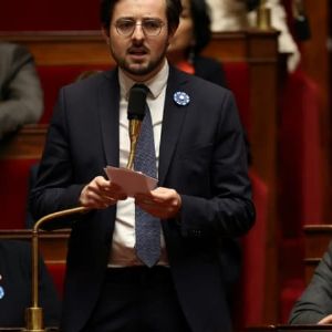 Le député PS dénonce la "farce" du gouvernement et menace de censure