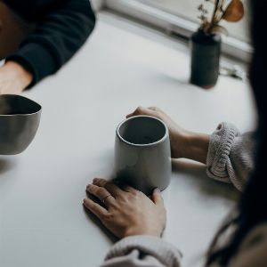 "Révélation bouleversante : une mère de famille trouve du réconfort en rencontrant la maîtresse de son mari"