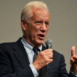 "Révélations choc de James Woods sur les incendies à Los Angeles : une maison retrouvée intacte après des larmes et une fausse déclaration"