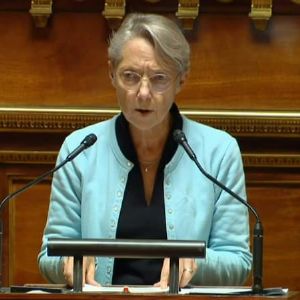 "Scandale au Sénat : Élisabeth Borne lit la déclaration de politique générale de François Bayrou !"