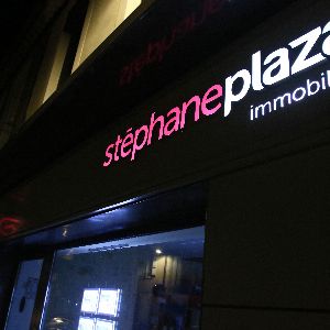 "Scandale chez Stéphane Plaza : Les agences immobilières se rebellent et quittent la franchise en masse !"