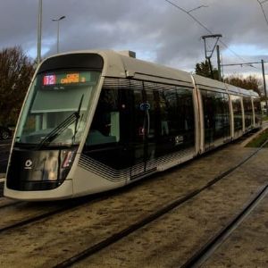 "Agression homophobe dans le tram à Caen : un jeune homme de 19 ans violemment attaqué"