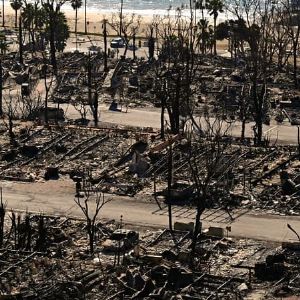 "Alerte aux incendies à Los Angeles : vents violents risquent de raviver les feux"