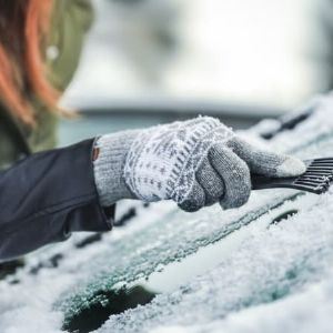 "Astuce incroyable pour dégivrer votre voiture sans risquer d'endommager le pare-brise !"