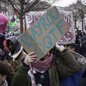 Bayrou dévoile sa stratégie sur l'immigration : contrôle et proportion