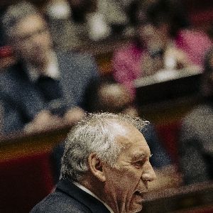 "Bayrou réinvente la démocratie : une vision audacieuse mais contestée"