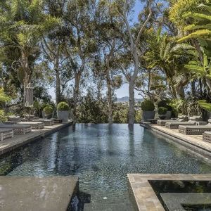 "Découvrez la villa de luxe de Johnny et Laeticia Hallyday à Pacific Palisades"