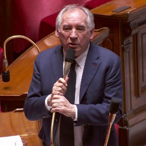 "Découvrez le combat de François Bayrou contre son bégaiement et son impact sur sa vie politique"