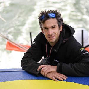 "Découvrez le triomphant record de Charlie Dalin au Vendée Globe 2025"