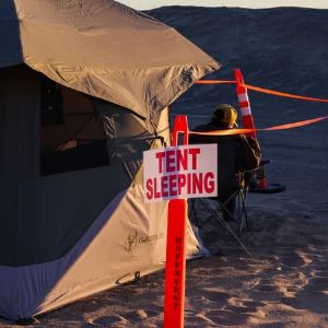 "Découvrez le village des pompiers sur la plage de Malibu en lutte contre les incendies en Californie"