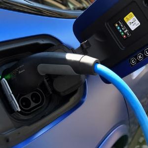 "Explosion des ventes de voitures électriques : la Chine en tête, record mondial en 2024"