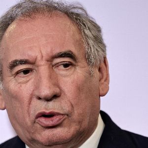 "François Bayrou refuse de suspendre la réforme des retraites et se désolidarise du PS"