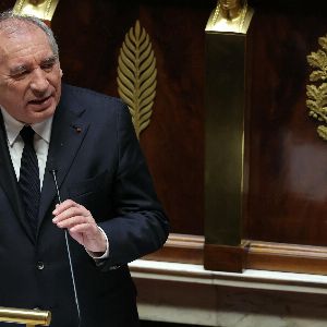 François Bayrou tente de séduire le PS et le RN pour rester en place