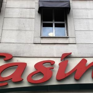 "Incroyable ! Une centaine de supérettes Casino passent sous l'enseigne Carrefour"