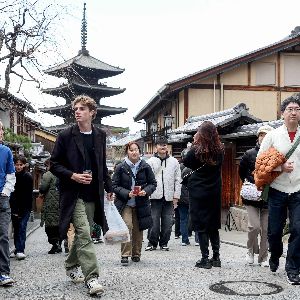 "Kyoto frappe fort : taxes de séjour en hausse pour combattre le surtourisme"