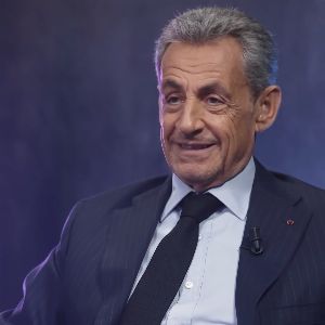 "La fille de Nicolas Sarkozy, Giulia, dévoile son visage et pose une question inattendue lors d'une interview émotionnelle"