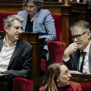 "Le dilemme du PS : censurer maintenant ou attendre ?"