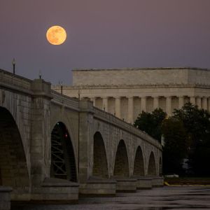 "Les images époustouflantes de la "Pleine Lune du Loup" en janvier 2025"