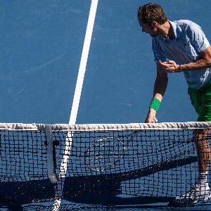 "Scandale à l'Open d'Australie : Daniil Medvedev vandalise du matériel avec sa raquette"