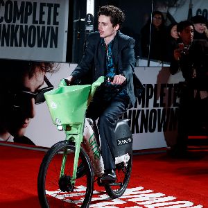 Timothée Chalamet crée la surprise en arrivant à vélo électrique sur le tapis rouge à Londres