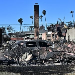 Une incroyable découverte dans les cendres : retrouver son alliance après un incendie dévastateur à Los Angeles