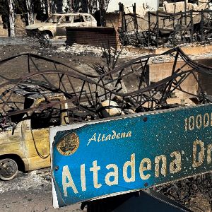 "Alerte météo à Los Angeles : risque d'aggravation des incendies avec le retour des vents violents"