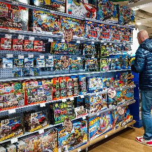 "Découvrez comment les adultes boostent les ventes de jouets en 2024"