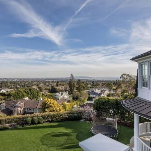 "Découvrez l'incroyable villa de Ben Affleck et Jennifer Lopez à Los Angeles, à vendre depuis des mois !"