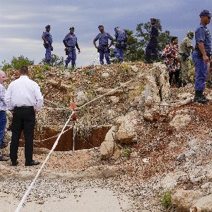 Drame en Afrique du Sud : des orpailleurs bloqués dans une mine clandestine appellent à l'aide