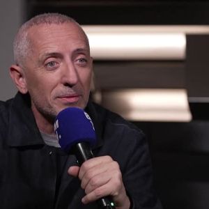 Gad Elmaleh enflamme le Dôme de Paris avec son nouveau spectacle introspectif