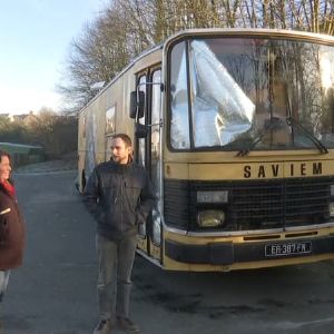 "Ils achètent un bus pour leur road trip et c'est le début d'une arnaque qui les laisse bloqués 5 mois plus tard !"