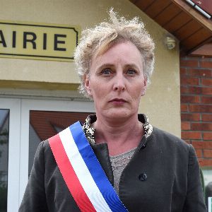 "La première maire transgenre de France démissionne : les raisons de son départ choc"