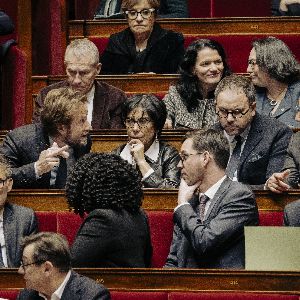 "Le PS toujours indécis sur la censure du gouvernement Bayrou : que va-t-il décider ?"