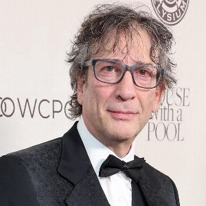 "Neil Gaiman, scandale de violences sexuelles : ses dénégations font polémique"