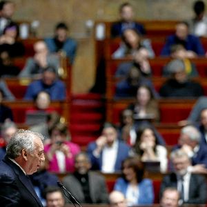 "Vote crucial : sortira-t-on François Bayrou du gouvernement ?"