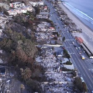 "Alerte à Los Angeles : les pompiers luttent contre les incendies malgré les conditions météo changeantes"